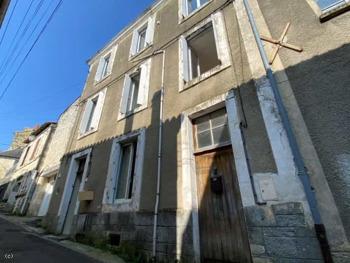 Condominium in Ruffec, Nouvelle-Aquitanië 10113966