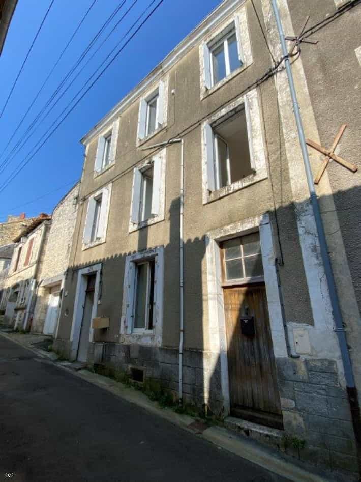 Condominium dans Ruffec, Nouvelle-Aquitaine 10113966