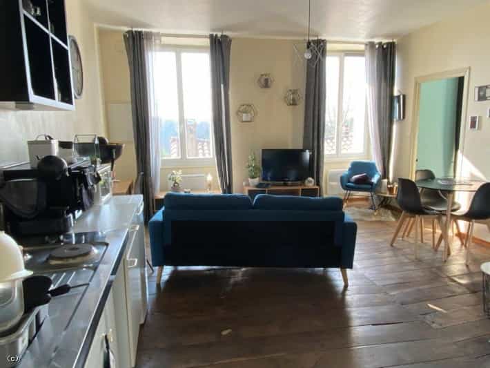 公寓 在 Ruffec, Nouvelle-Aquitaine 10113966