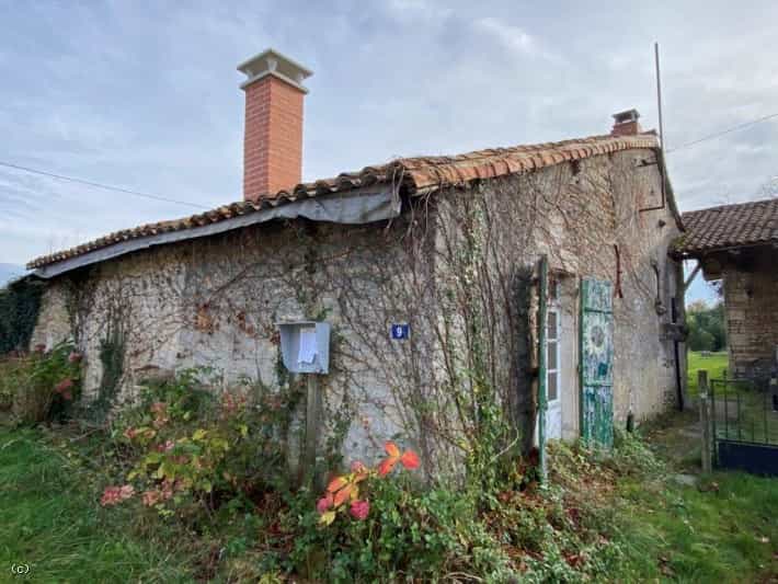жилой дом в Champagne-Mouton, Nouvelle-Aquitaine 10113981