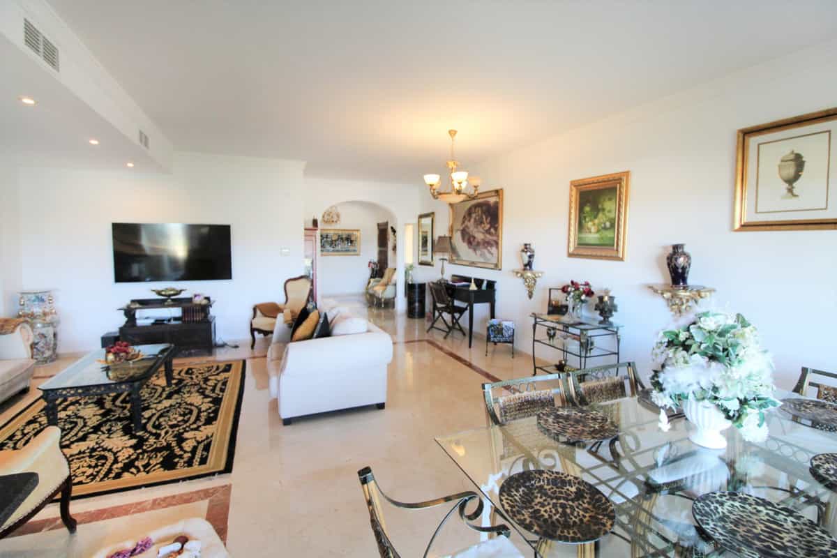 Condominium in Guadiaro, Andalusia 10114059