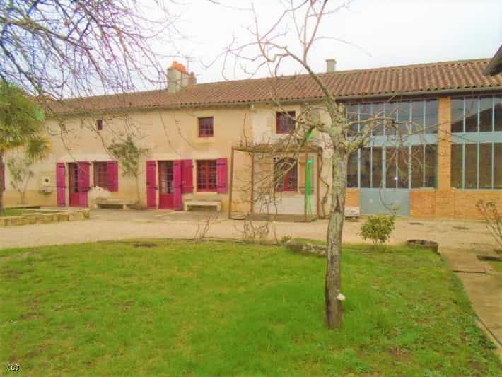 House in Civray, Nouvelle-Aquitaine 10116062