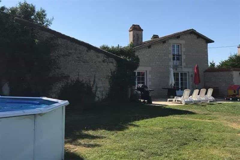 House in Vars, Nouvelle-Aquitaine 10116215