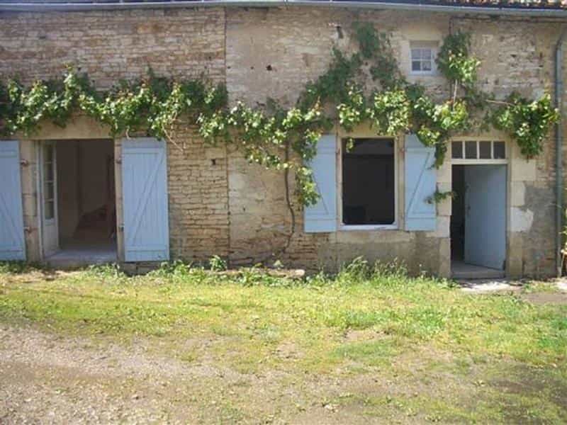 House in Champagne-Mouton, Nouvelle-Aquitaine 10116714