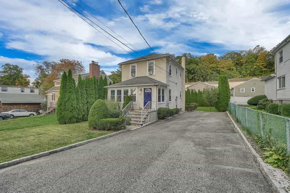 House in Elmsford, New York 10117140