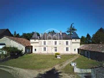 Huis in Bonneuil-Matours, Nouvelle-Aquitanië 10118119