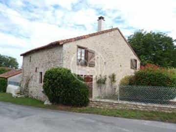 σπίτι σε Lussac-les-Chateaux, Nouvelle-Aquitaine 10118151