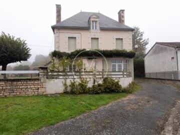 σπίτι σε Sommieres-du-Clain, Nouvelle-Aquitaine 10118153