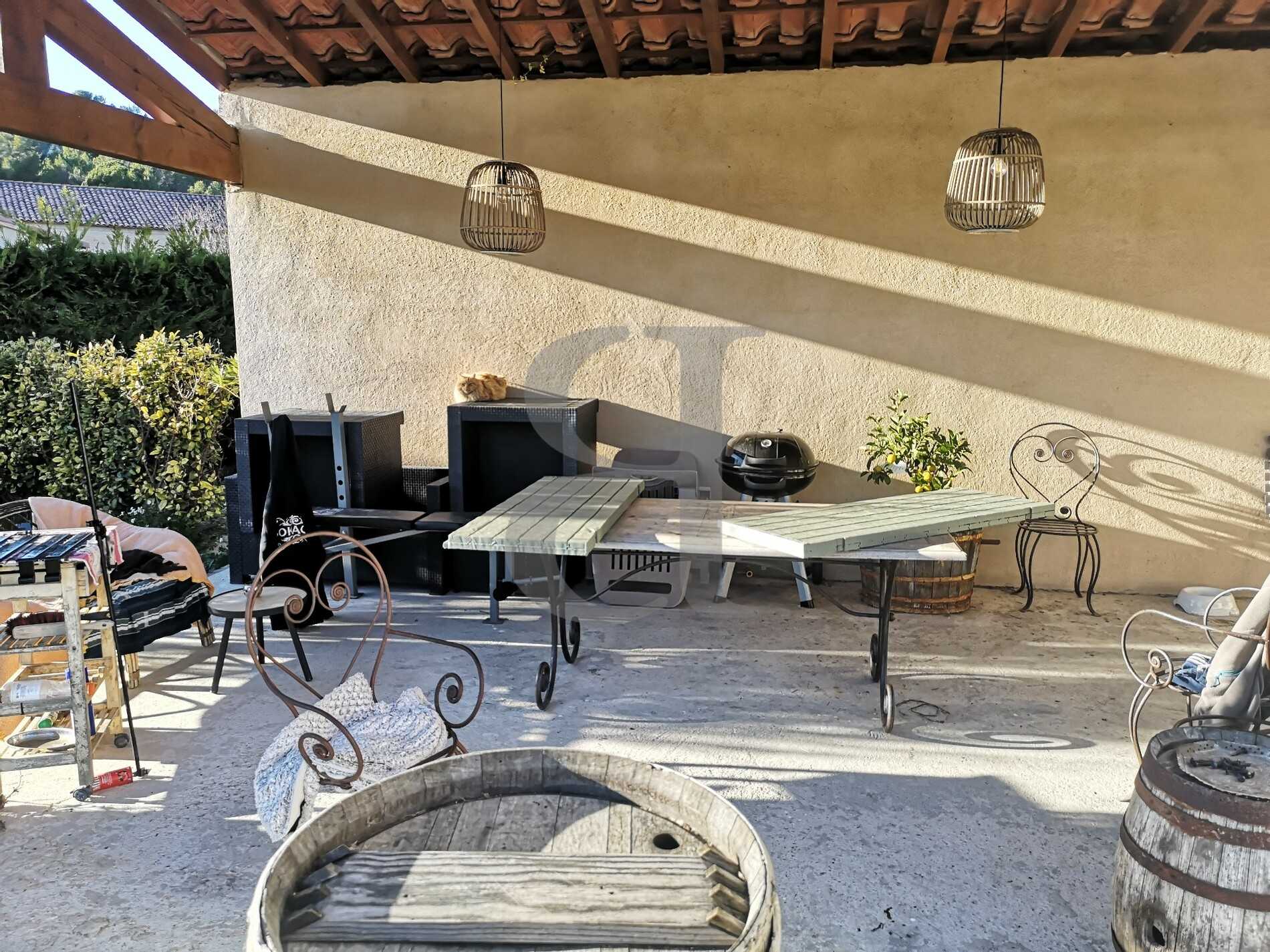 Talo sisään Mazan, Provence-Alpes-Côte d'Azur 10119366