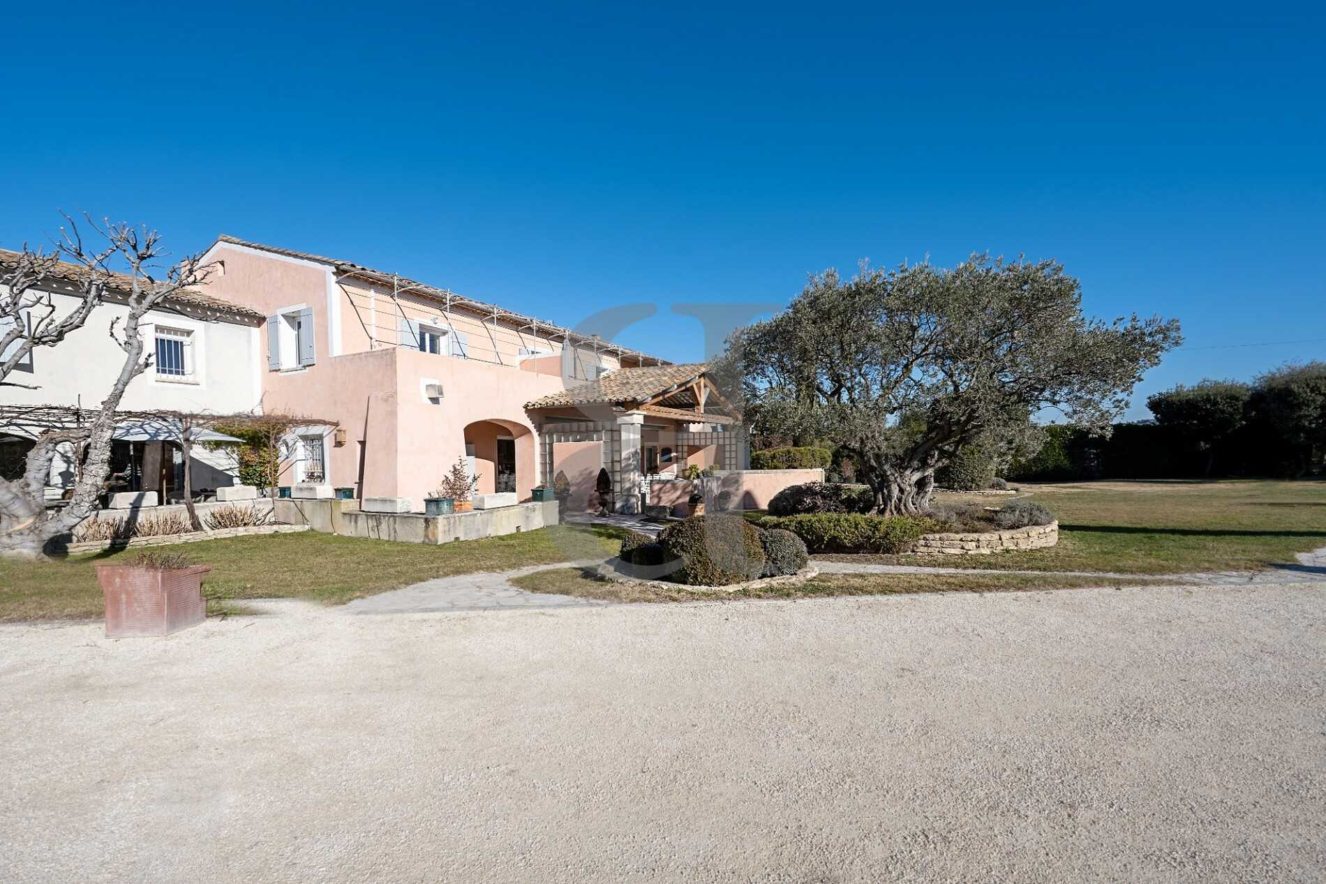 بيت في Menerbes, Provence-Alpes-Cote d'Azur 10119404