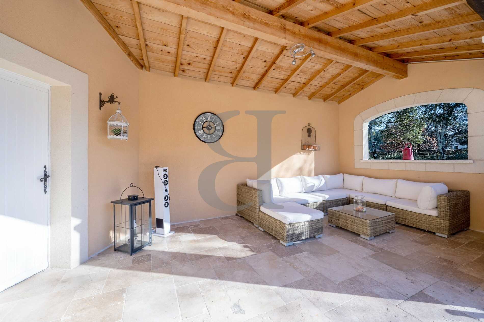 Talo sisään Venasque, Provence-Alpes-Cote d'Azur 10119622