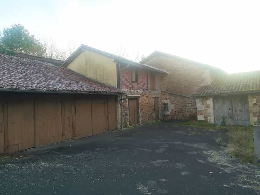 집 에 Massignac, Nouvelle-Aquitaine 10119697