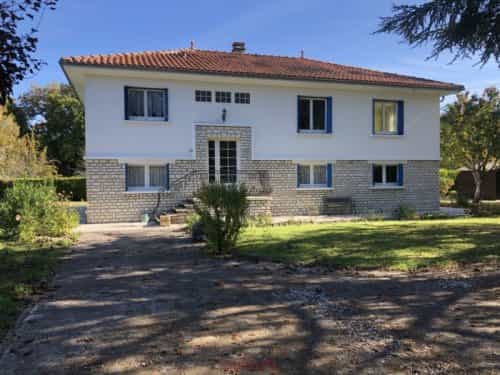 House in Aubeterre-sur-Dronne, Nouvelle-Aquitaine 10119722