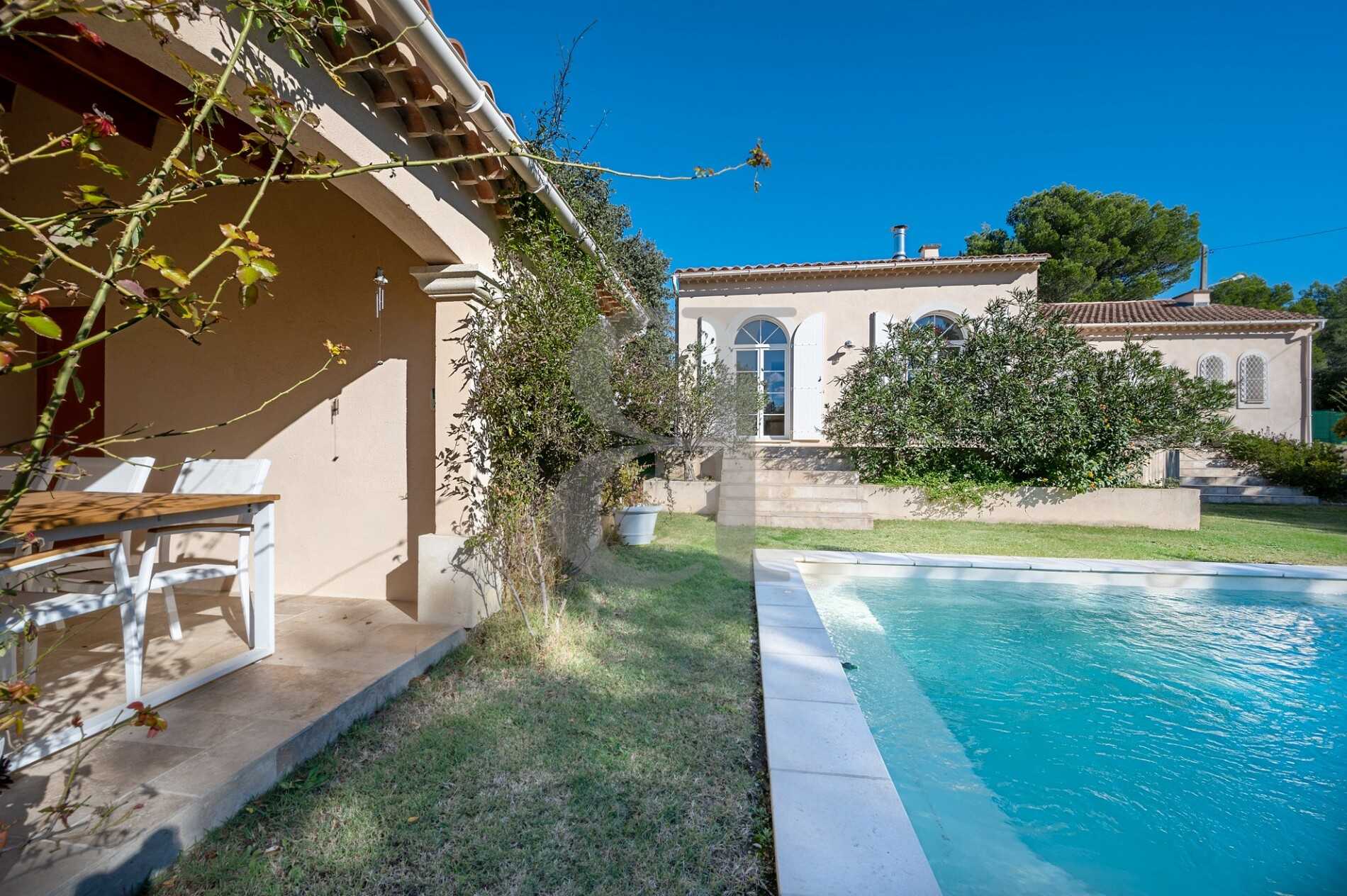 House in L'Isle-sur-la-Sorgue, Provence-Alpes-Cote d'Azur 10120119