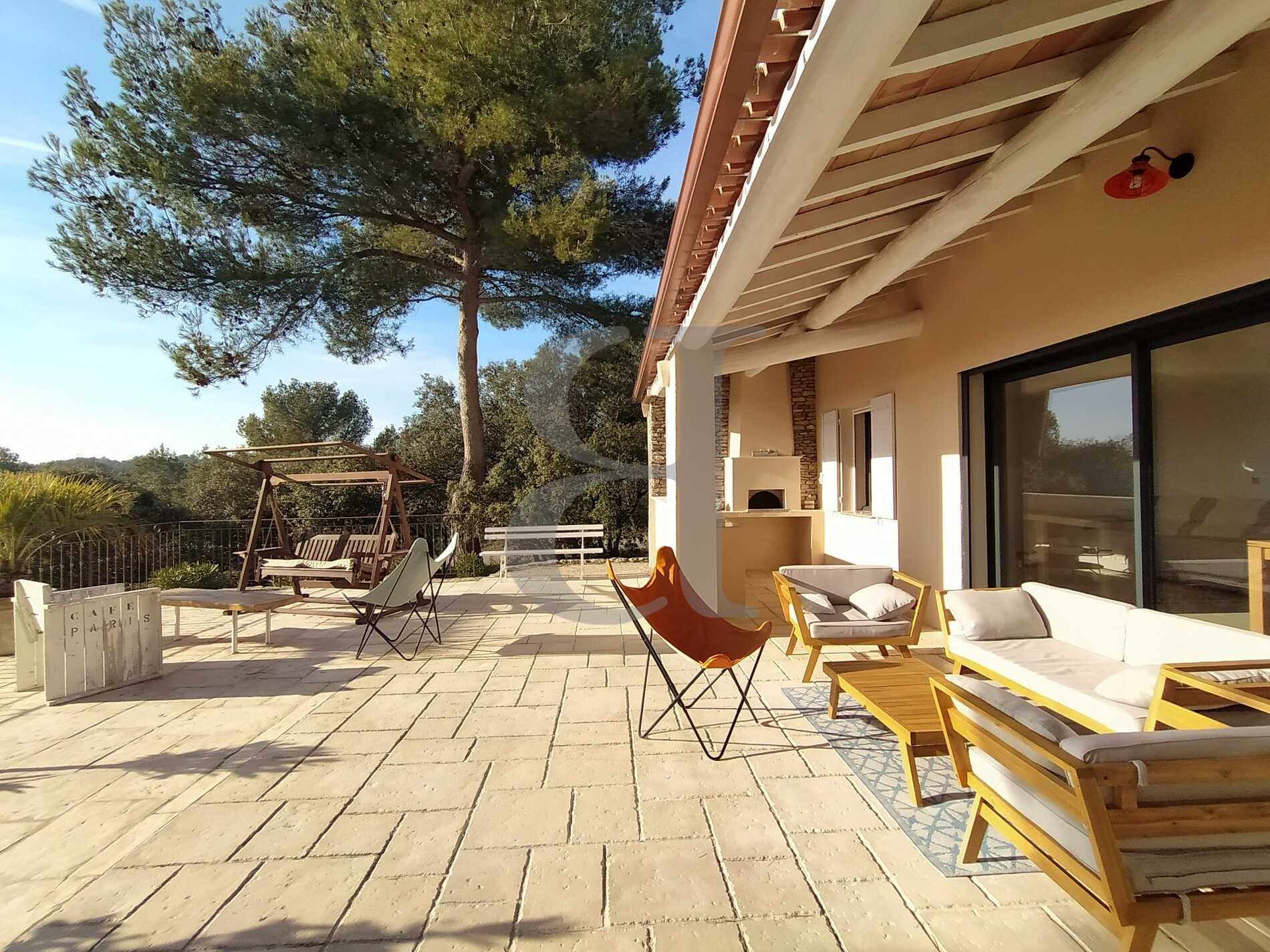 House in L'Isle-sur-la-Sorgue, Provence-Alpes-Cote d'Azur 10120503