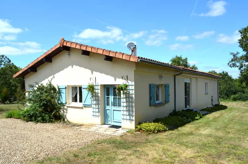 Haus im Beaulieu-sur-Sonnette, Nouvelle-Aquitaine 10120617
