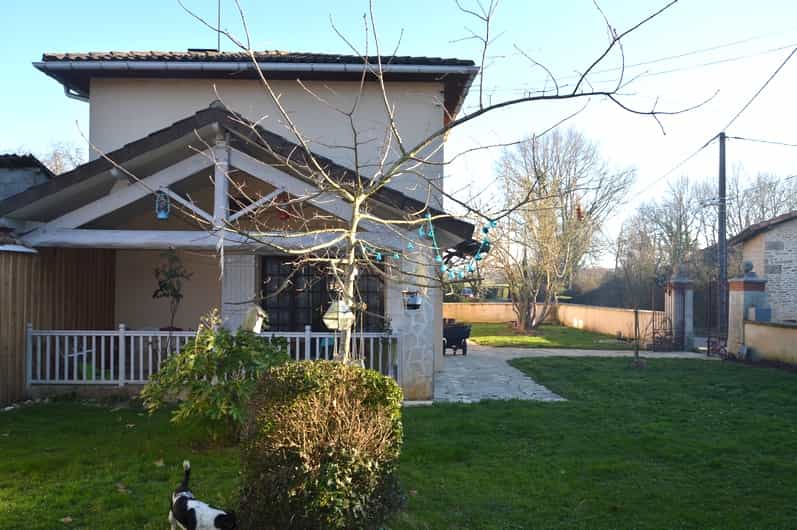 жилой дом в Nanteuil-en-Vallée, Nouvelle-Aquitaine 10120622
