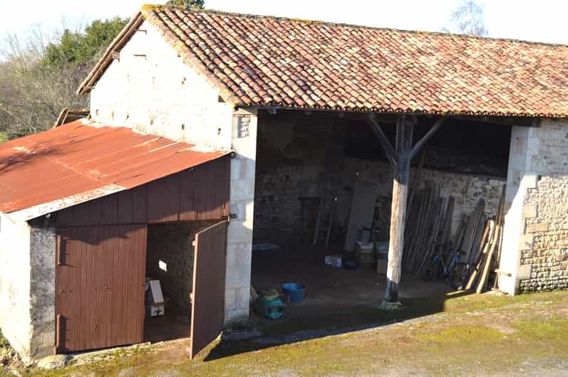 Talo sisään Nanteuil-en-Vallée, Nouvelle-Aquitaine 10120627