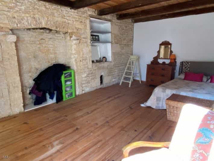 Haus im Aigre, Nouvelle-Aquitaine 10120699