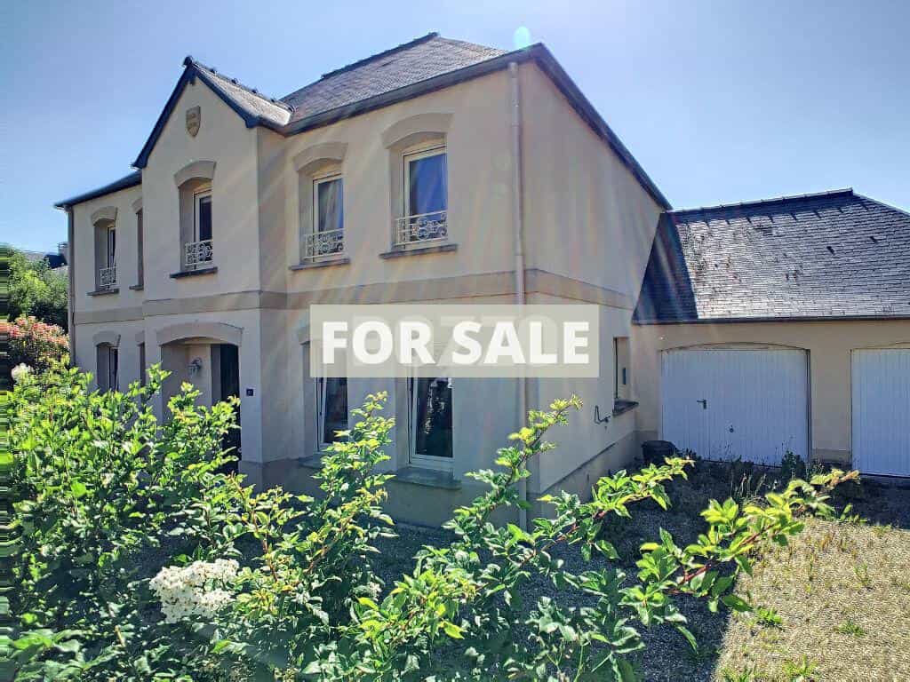 House in La Selle-en-Luitre, Bretagne 10122011