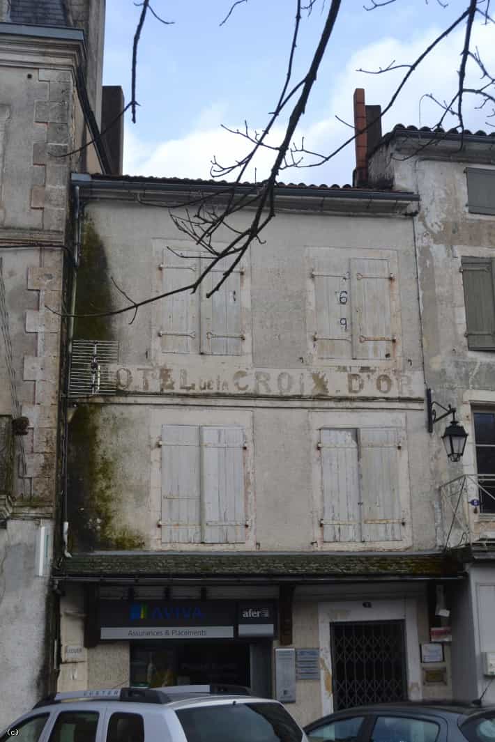 Будинок в Ruffec, Nouvelle-Aquitaine 10122059