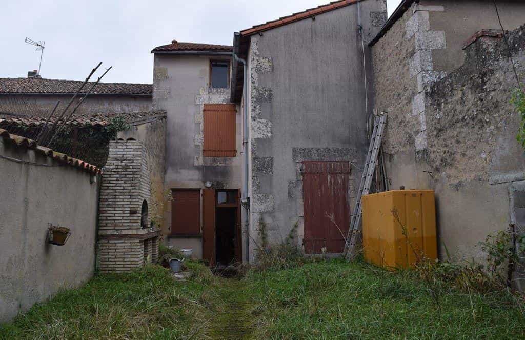 жилой дом в Civray, Nouvelle-Aquitaine 10122079