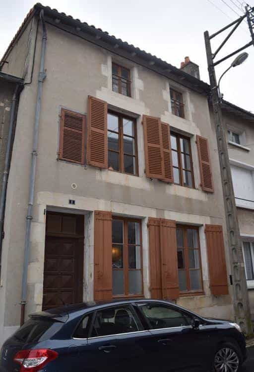 жилой дом в Civray, Nouvelle-Aquitaine 10122079