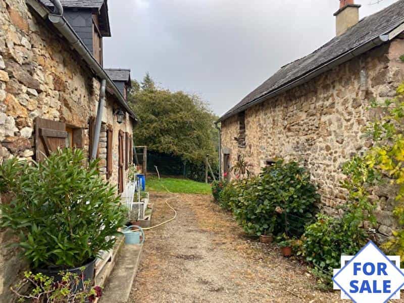 House in Moulins-le-Carbonnel, Pays de la Loire 10123730