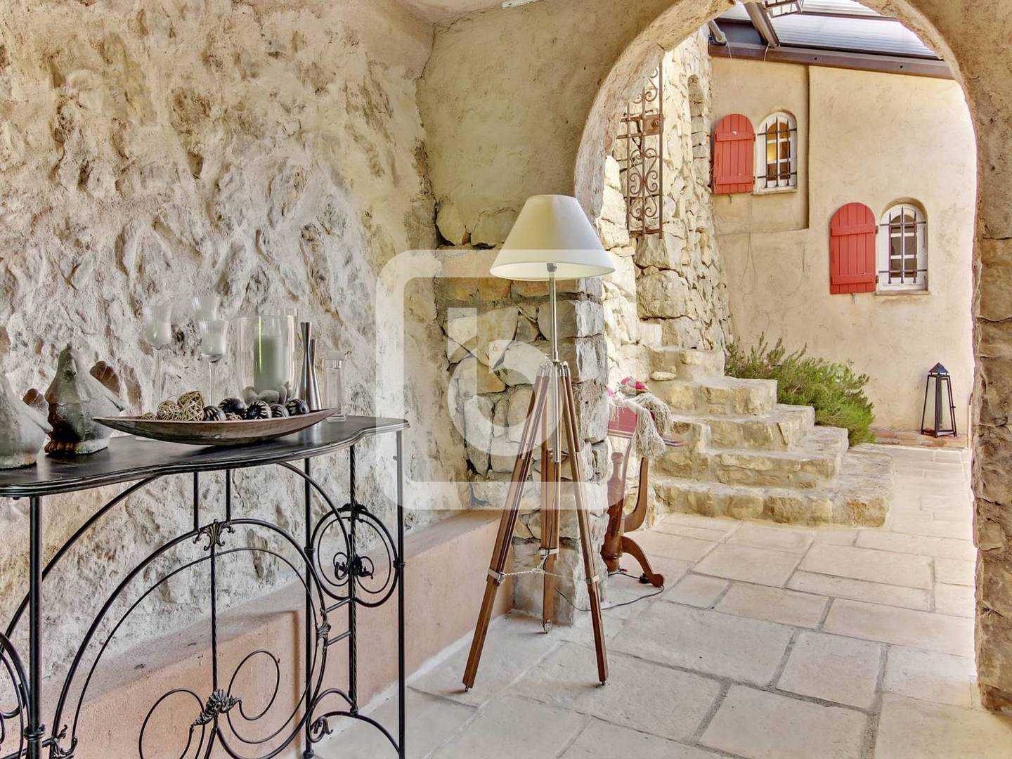 Talo sisään Le Bar-sur-Loup, Provence-Alpes-Cote d'Azur 10123838