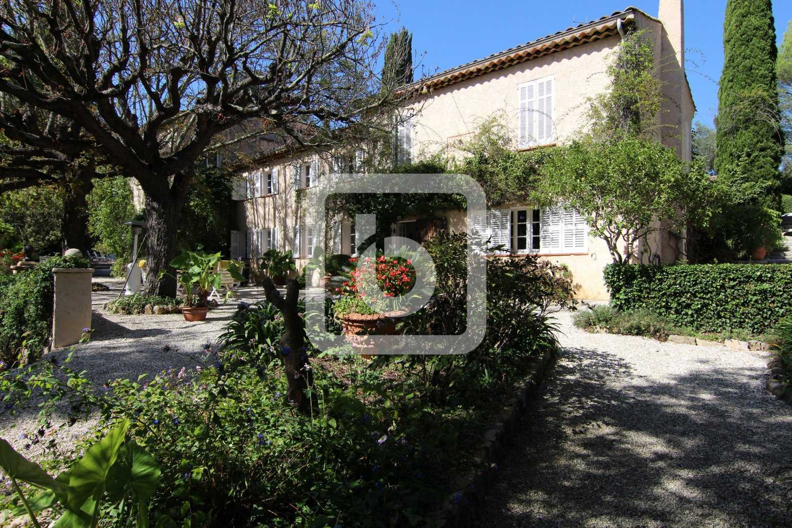 房子 在 Grasse, Provence-Alpes-Côte d'Azur 10123875