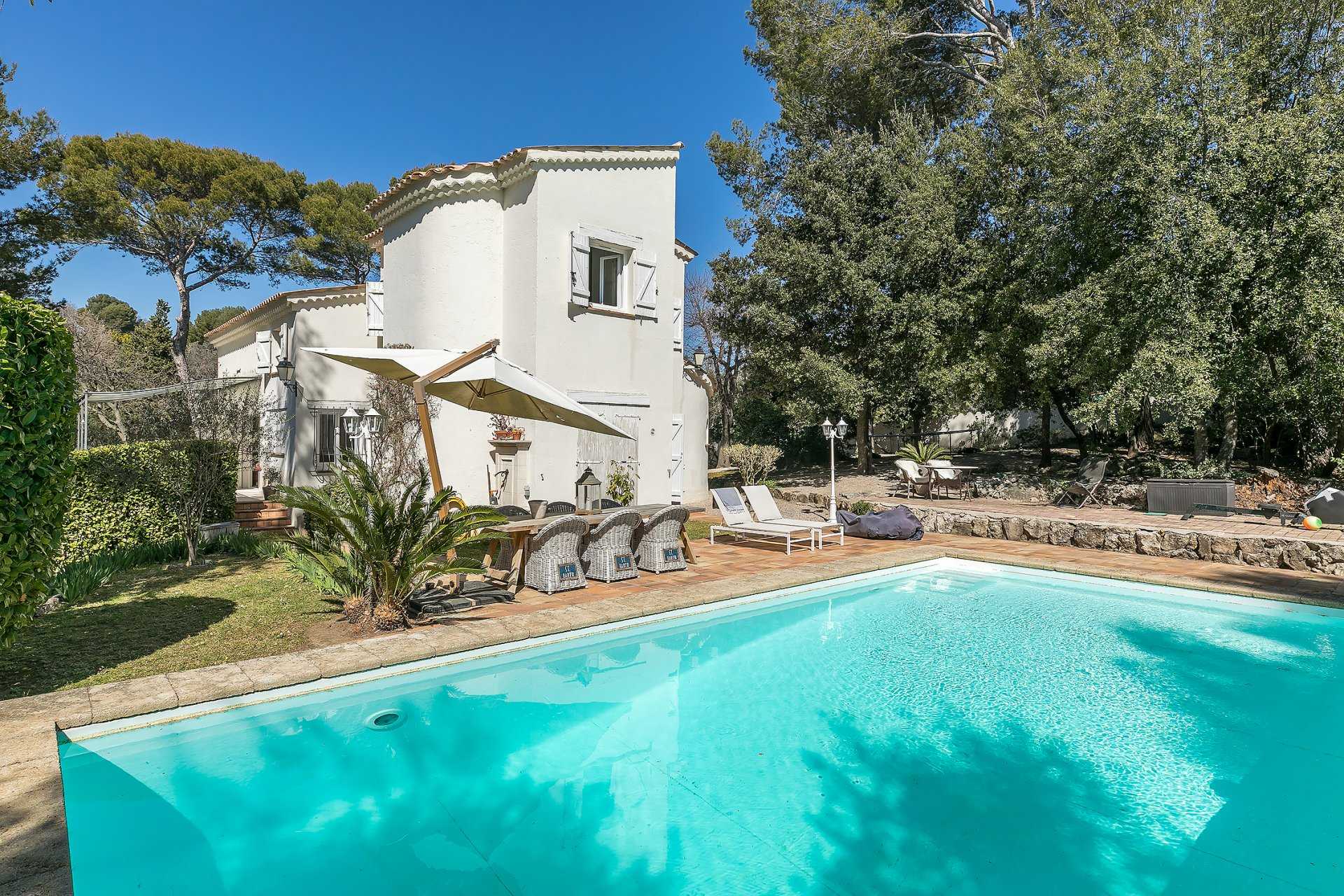 rumah dalam Mougins, Provence-Alpes-Côte d'Azur 10125256