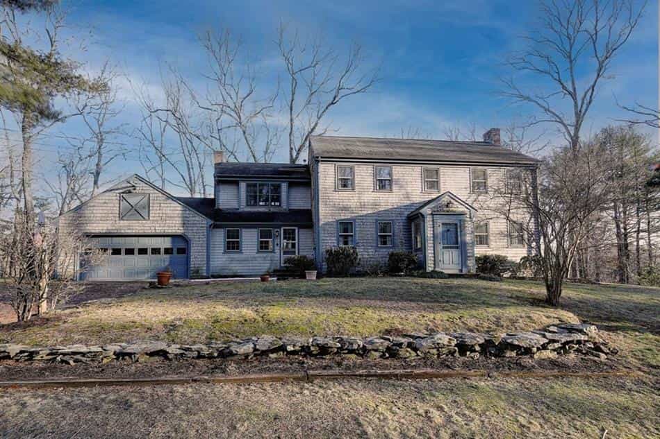 House in Perryville, Massachusetts 10127707