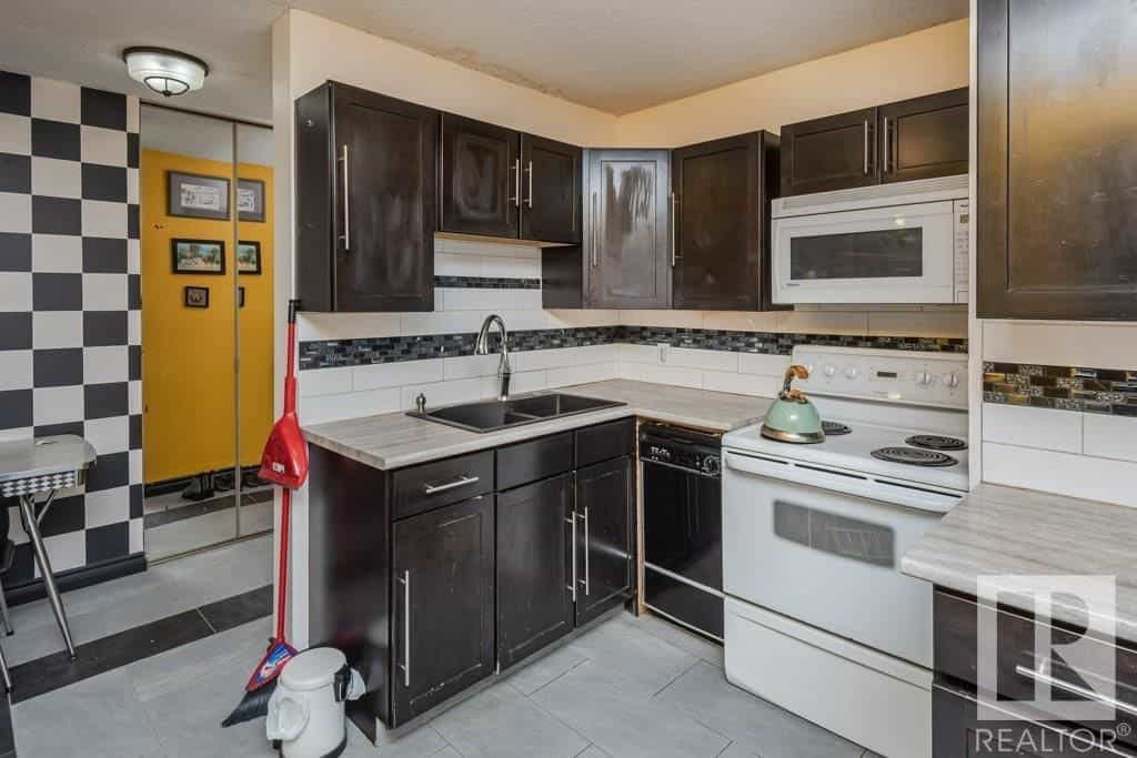 Condominium in Edmonton, Alberta 10128276