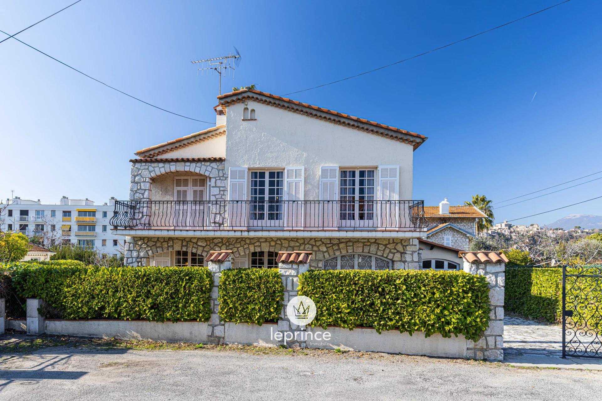 Rumah di Cagnes-sur-Mer, Provence-Alpes-Cote d'Azur 10129173