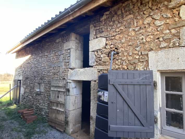 Casa nel Nanteuil-en-Vallée, Nouvelle-Aquitaine 10129470