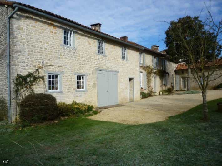 Talo sisään Lizant, Nouvelle-Aquitaine 10129931