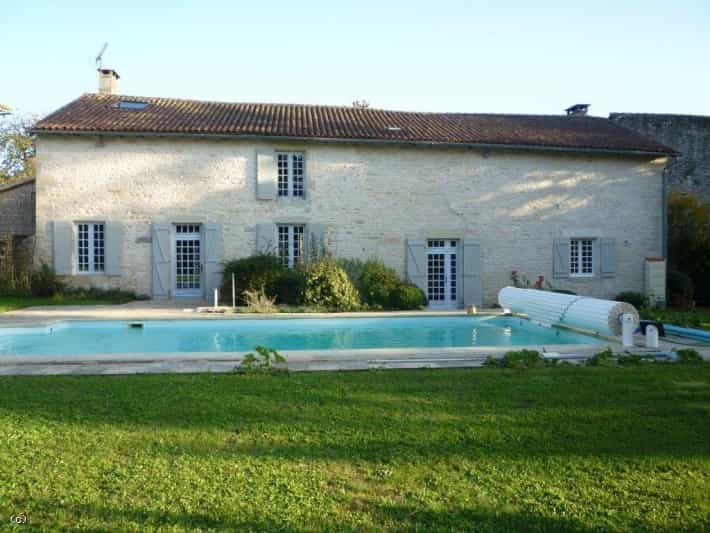 House in Lizant, Nouvelle-Aquitaine 10129931