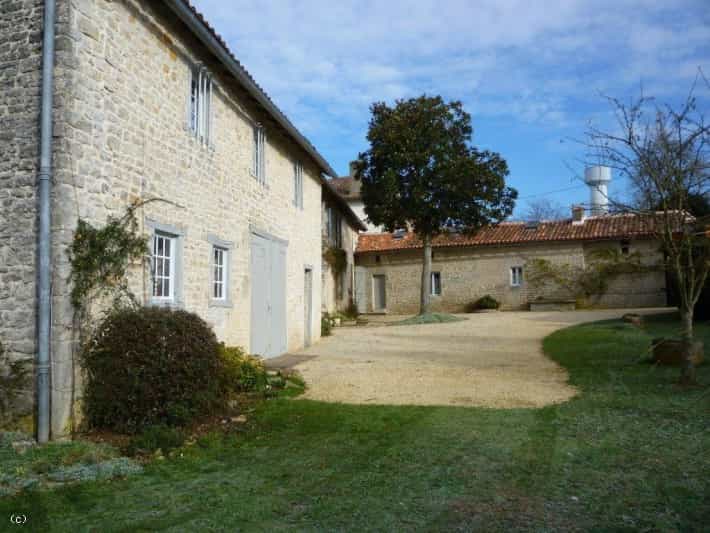 मकान में Lizant, Nouvelle-Aquitaine 10129931
