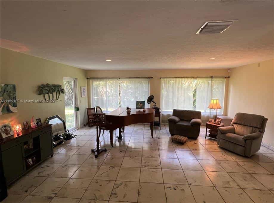 Condominium in South Bay Estates, Florida 10129936