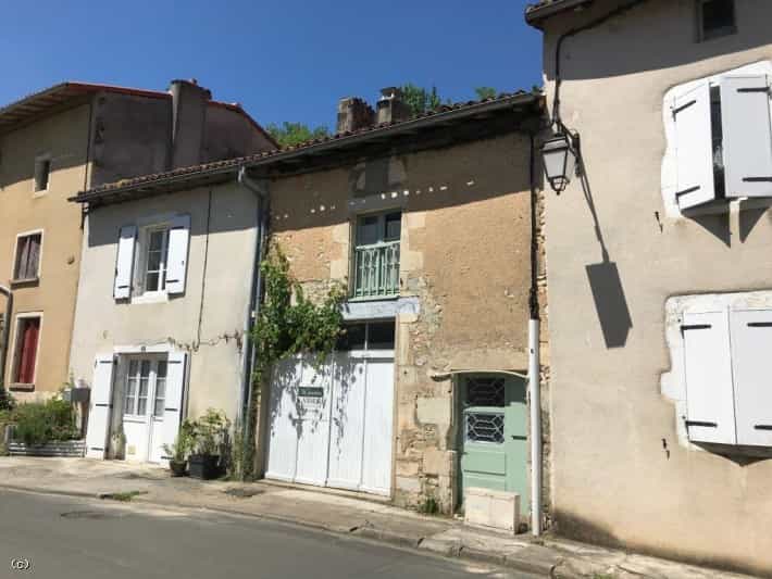 Dom w Verteuil-sur-Charente, Nouvelle-Aquitaine 10130263