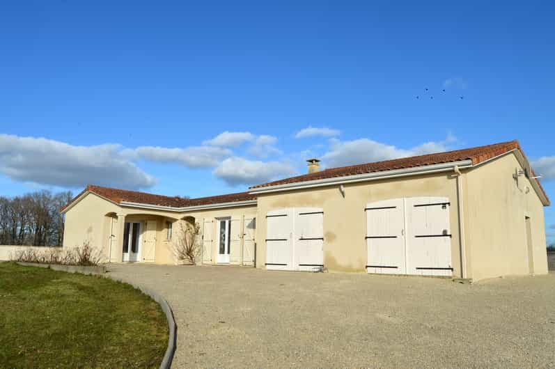 بيت في Chatain, Nouvelle-Aquitaine 10130318