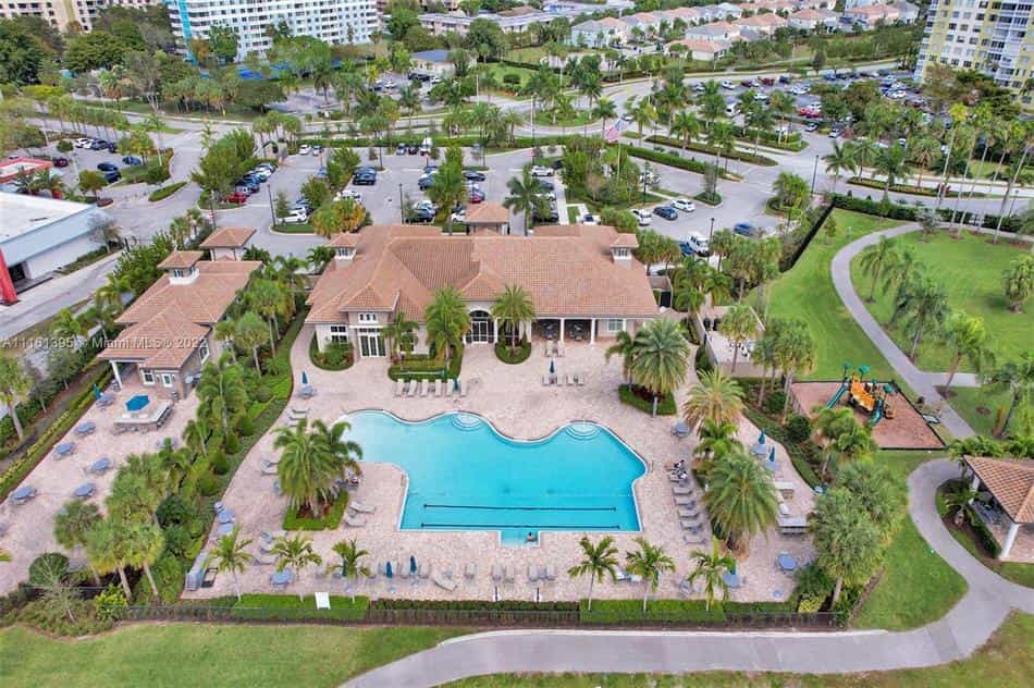 Condominium in Hollywood, Florida 10130458