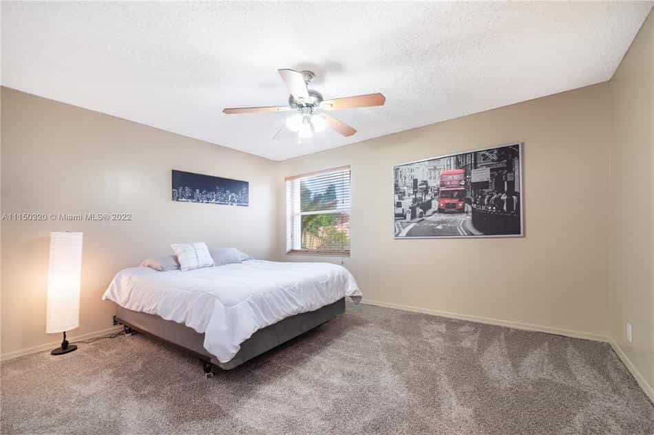Condominium in Pembroke Pines, Florida 10130538