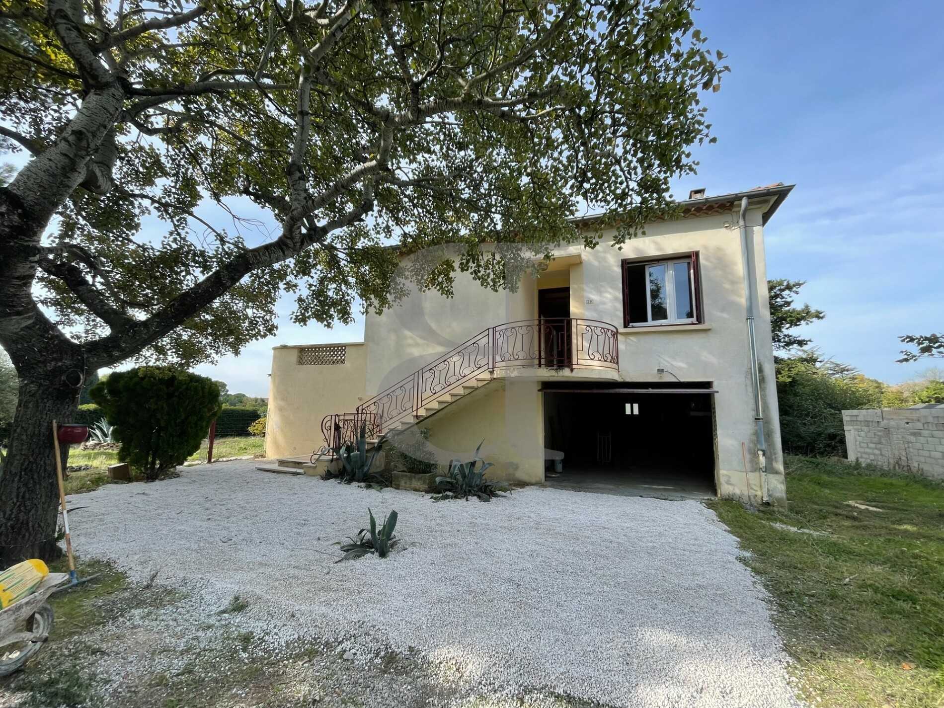 House in Sainte-Cecile-les-Vignes, Provence-Alpes-Cote d'Azur 10130903