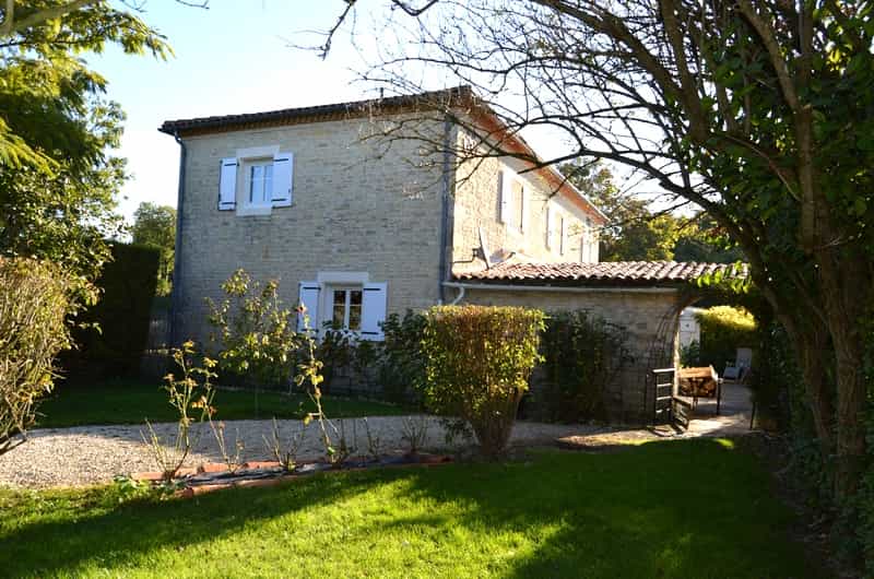 Huis in Aigre, Nouvelle-Aquitaine 10131101