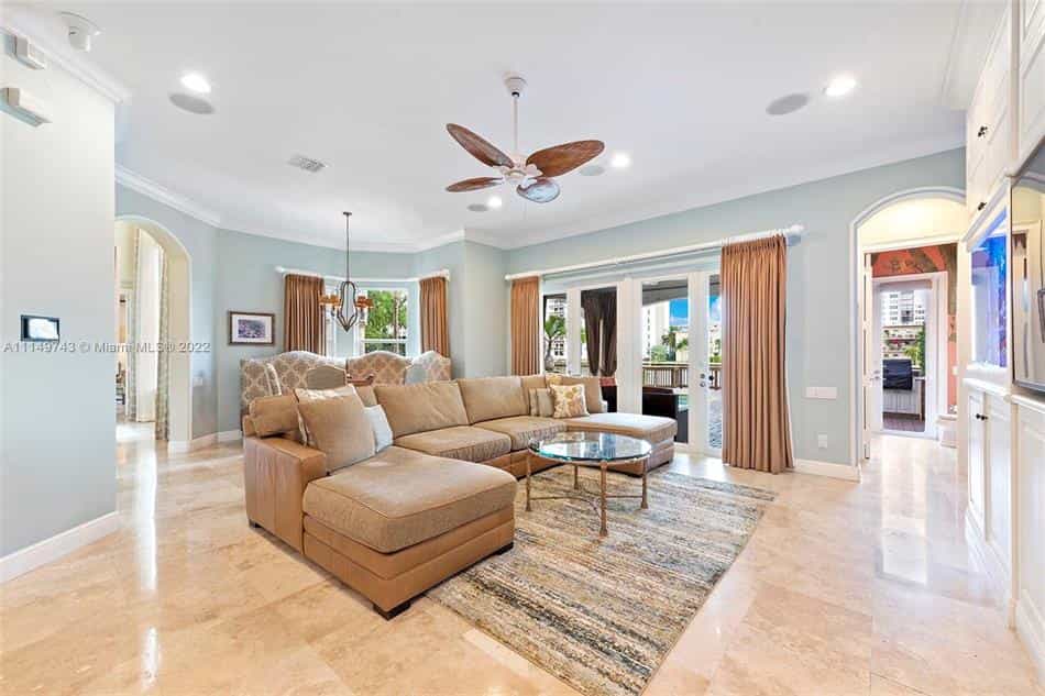 Condominium in Hollywood, Florida 10131153