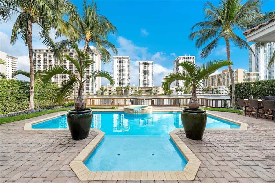 Condominium in Hollywood, Florida 10131153