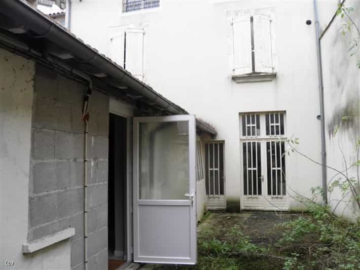 casa en Ruffec, Nouvelle-Aquitaine 10131631