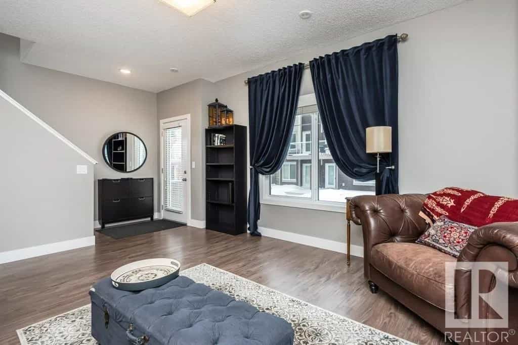 公寓 在 Edmonton, Alberta 10133277