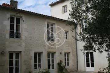 房子 在 Saint-Jean-d'Angély, Nouvelle-Aquitaine 10133738